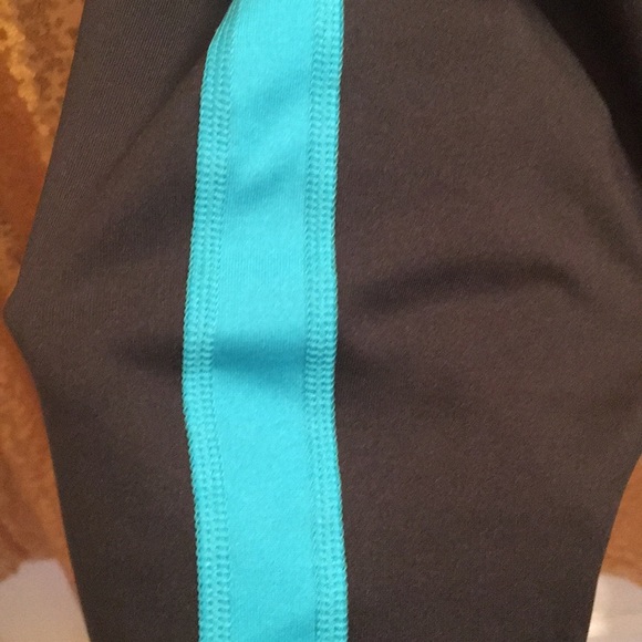 UnderArmour Black Fitted Crop Workout Pants - Picture 4 of 8